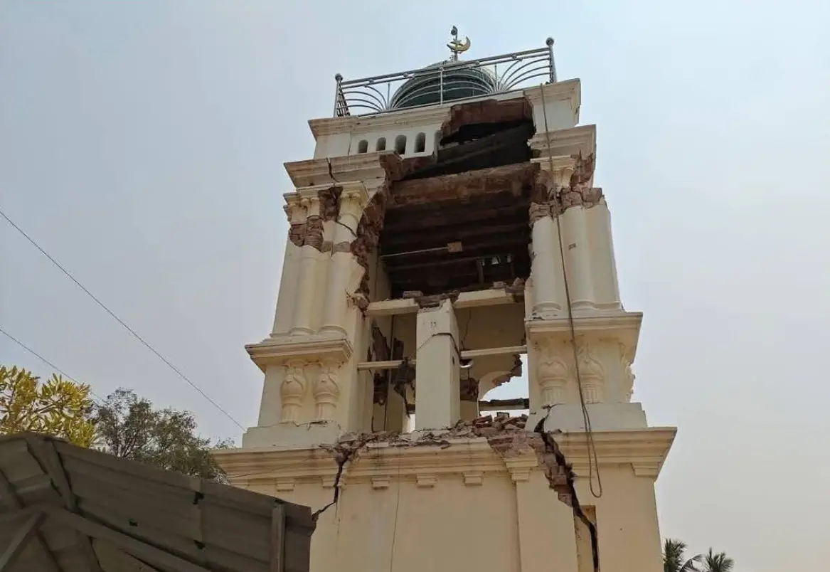Earthquake-damaged minaret